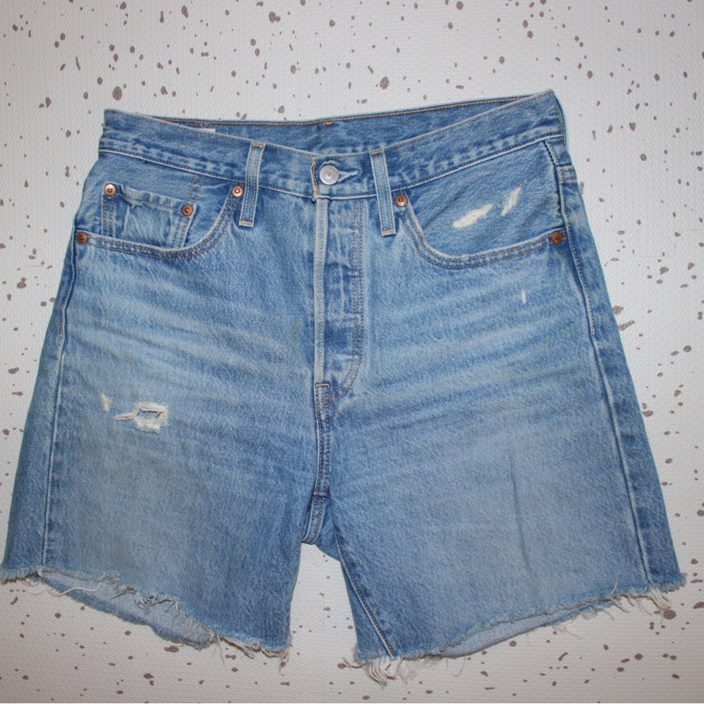Levi’s button fly raw hem 501 denim shorts, size 27